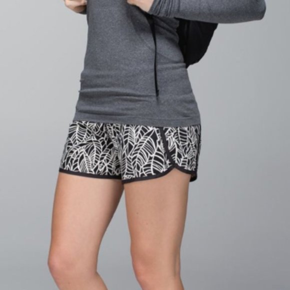 Lululemon Run Times Short *4-Way Stretch Pretty Palm Black Angel Wing 4 - Picture 3 of 16